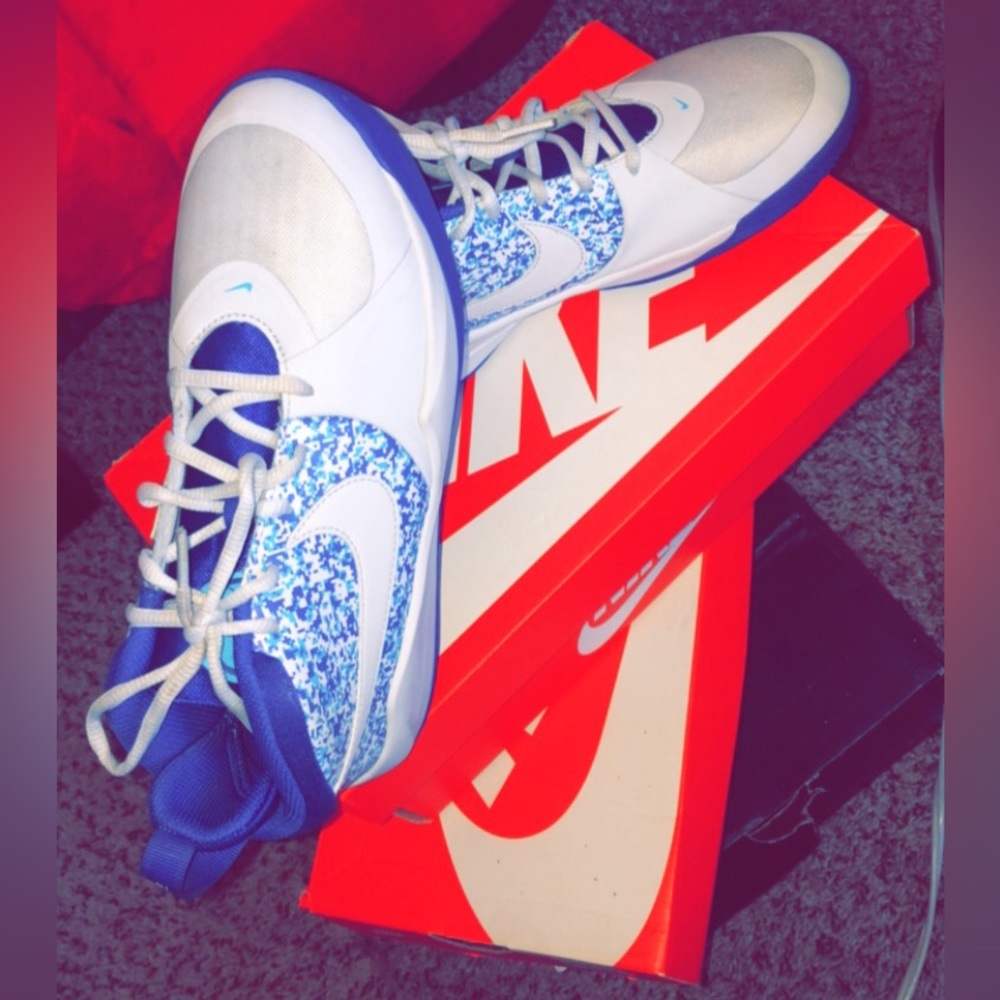 NIKE FLEX / GENTLY USED / BOYS SIZE 6